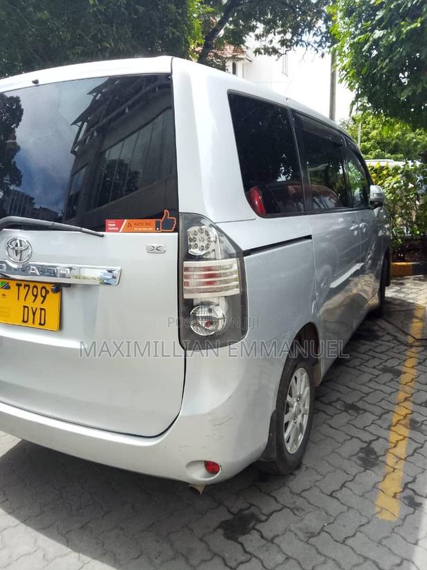 Toyota Noah 2009 Silver