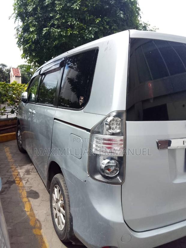Toyota Noah 2009 Silver