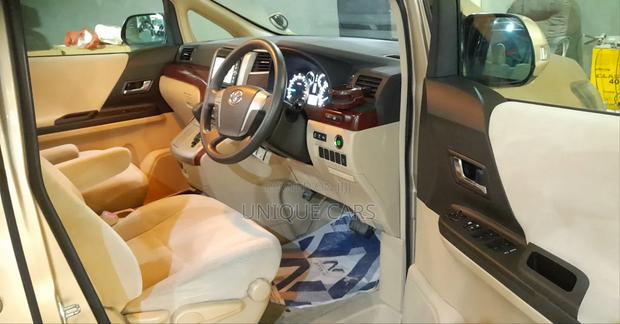 Toyota Vellfire V 2.4 FWD 8-Seater 2009 Gold