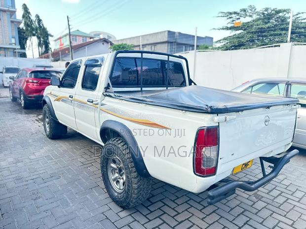 Nissan Hardbody 2015 White