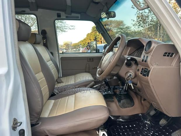 Toyota Land Cruiser 2010 White