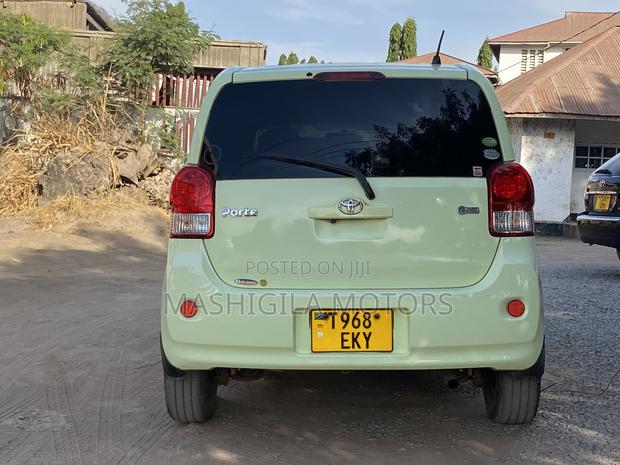 Toyota Porte 2013 Green