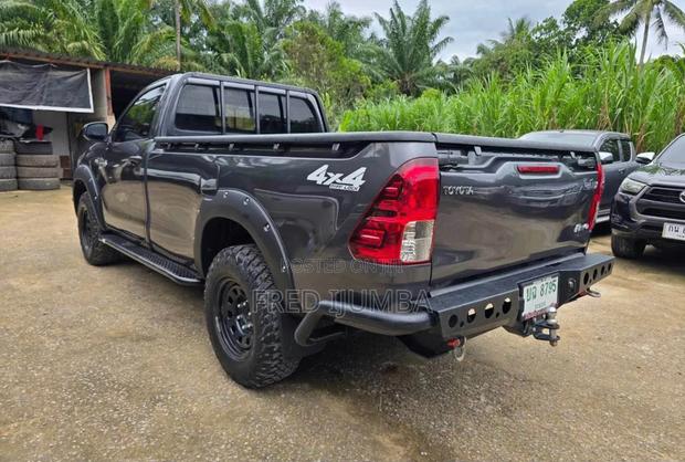 Toyota Hilux 2021 Black