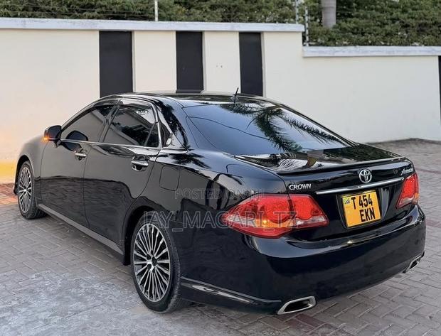 Toyota Crown 2010 Black