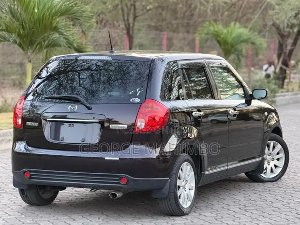 Mazda Verisa 2005