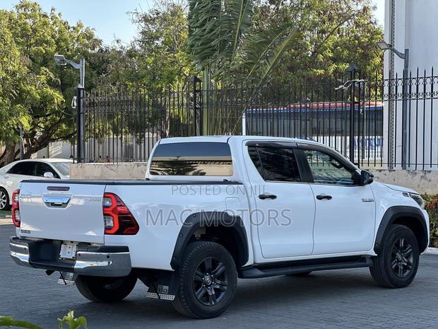 Toyota Hilux 2022 Off white