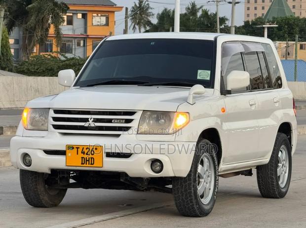 Mitsubishi Pajero 2001 White