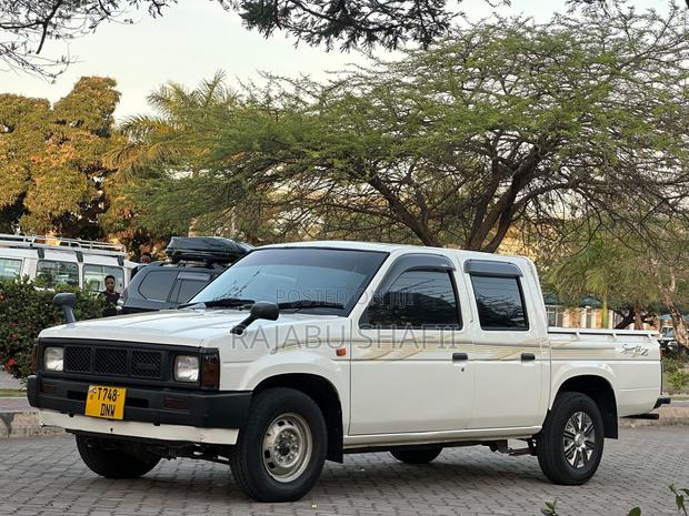 Nissan DoubleCab 2000 White
