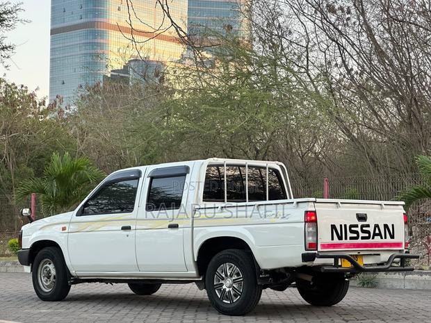 Nissan DoubleCab 2000 White