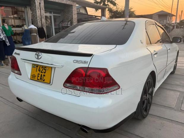 Toyota Crown 2004 White