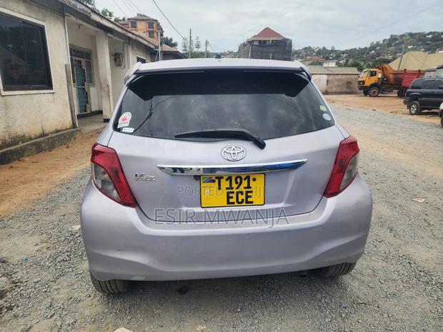 Toyota Vitz 2009 Silver