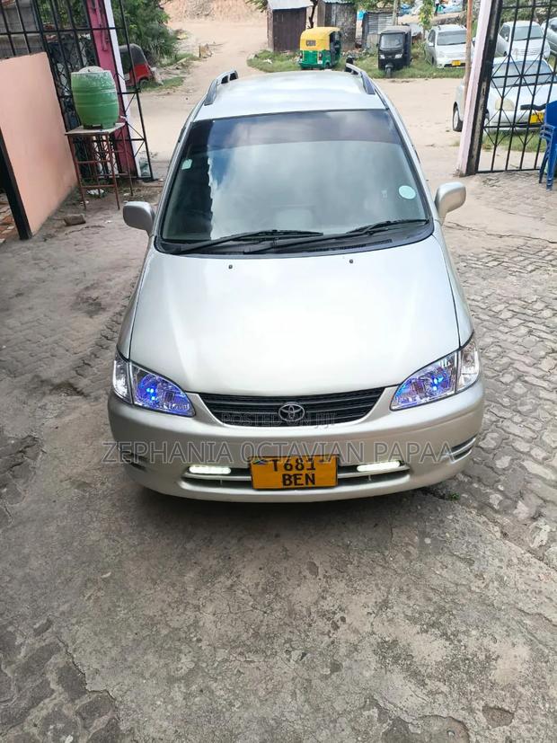 Toyota Corolla Spacio 2000 Silver
