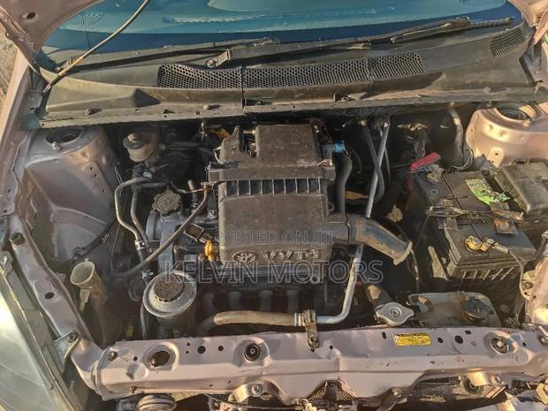 Toyota Vitz 2000 Gray