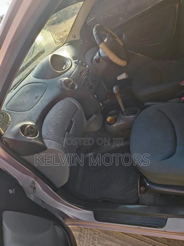 Toyota Vitz 2000 Gray