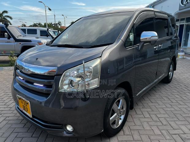 Toyota Noah 2.0 143hp AWD (7 Seater) 2007 Gray