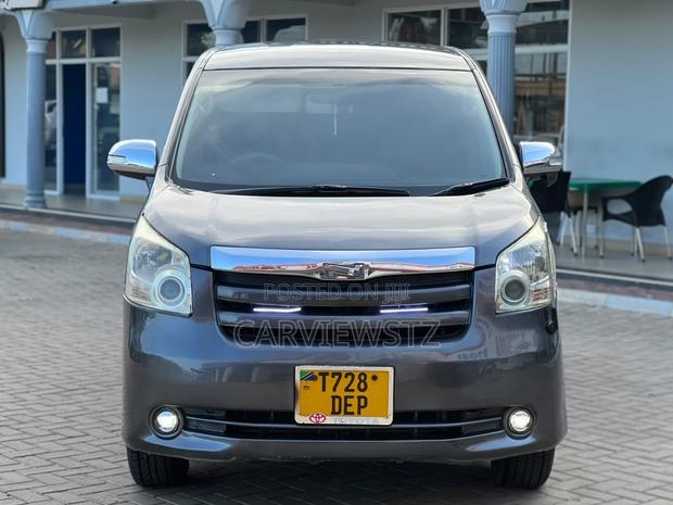 Toyota Noah 2.0 143hp AWD (7 Seater) 2007 Gray