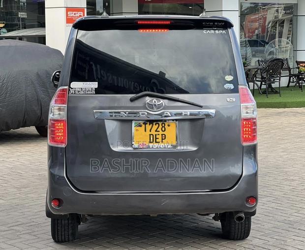 Toyota Noah 2.0 143hp FWD (7 Seater) 2007 Gray