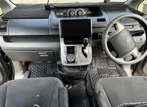 Toyota Noah 2.0 143hp FWD (7 Seater) 2007 Gray
