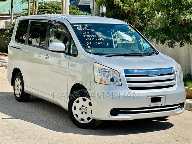 Toyota Noah 2009 Silver
