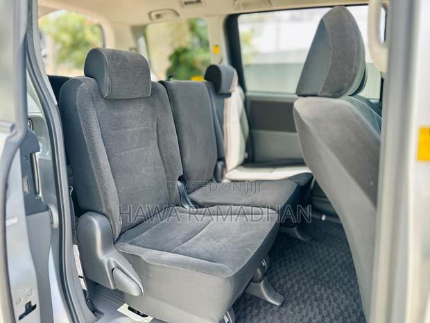 Toyota Noah 2009 Silver