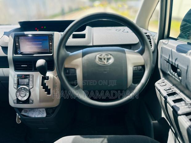 Toyota Noah 2009 Silver