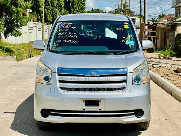 Toyota Noah 2009 Silver