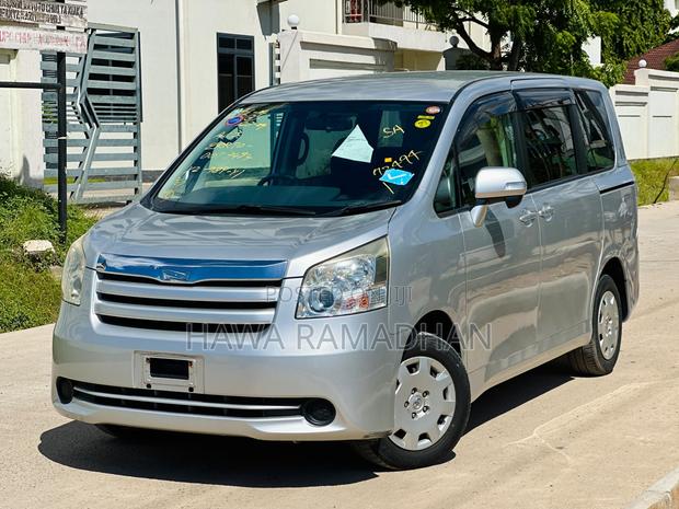 Toyota Noah 2009 Silver