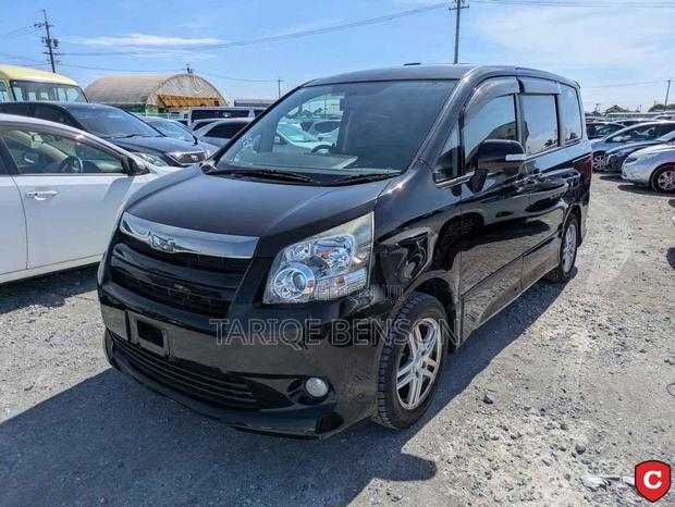 Toyota Noah 2.0 143hp AWD (7 Seater) 2008 Black