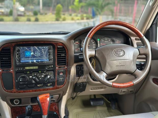 Toyota Land Cruiser 2000 White