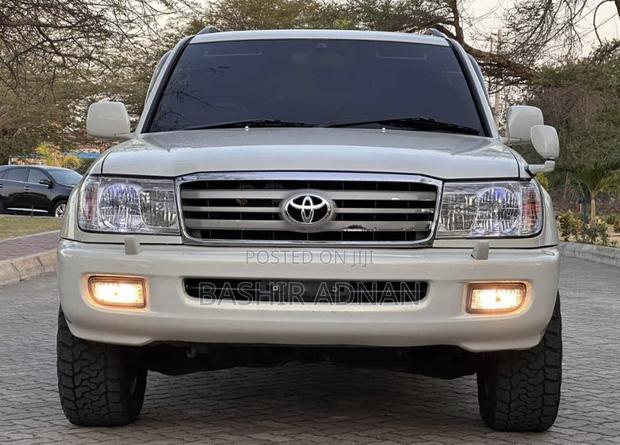 Toyota Land Cruiser 2000 White