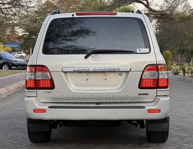 Toyota Land Cruiser 2000 White