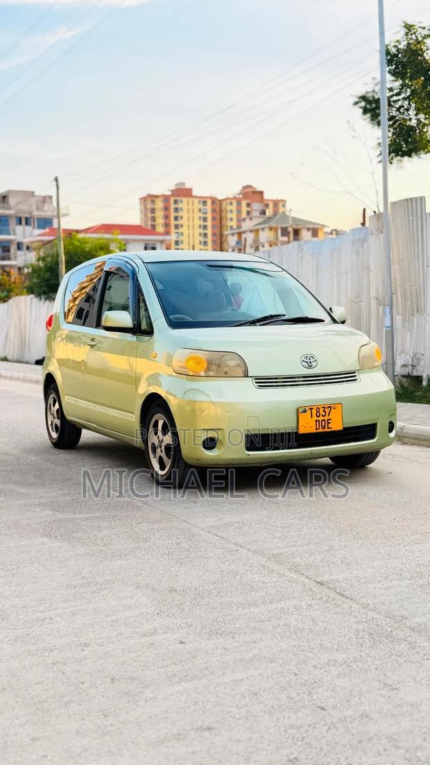 Toyota Porte 2005 Beige