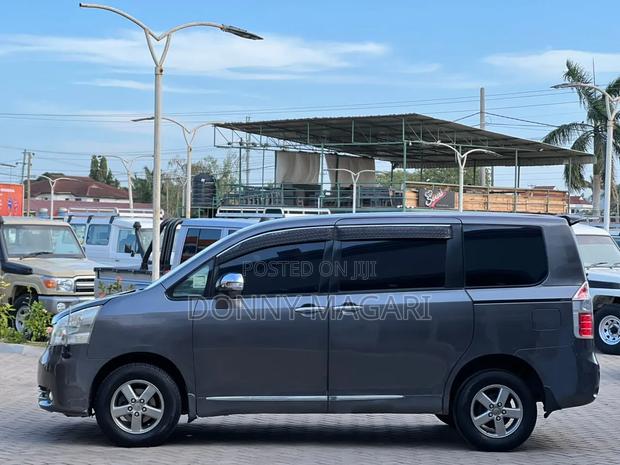 Toyota Noah 2008 Gray