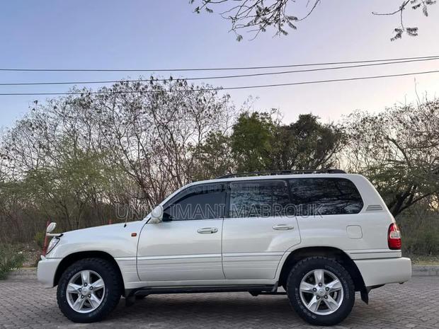 Toyota Land Cruiser 2000 White