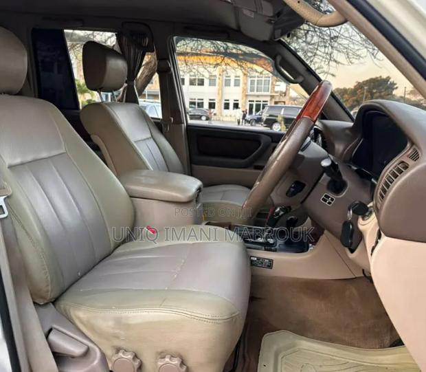Toyota Land Cruiser 2000 White
