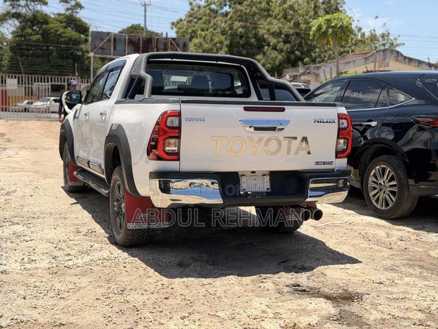Toyota Hilux Revo Double Cab Deisel 2.4 AWD 2021 White