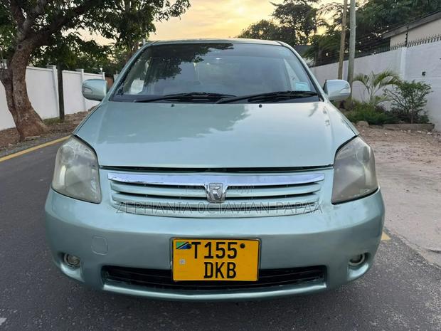 Toyota Raum 2005 Silver
