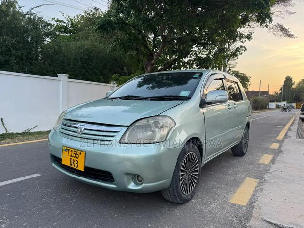 Toyota Raum 2005 Silver