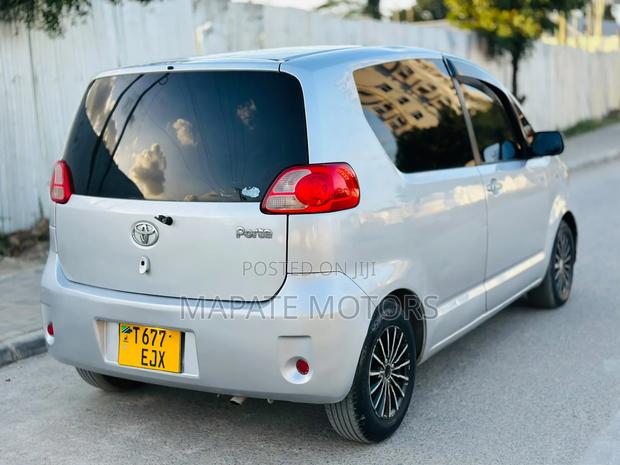 Toyota Porte 1.3 FWD 2005 Silver