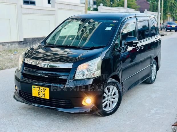 Toyota Noah 2.0 143hp AWD (8 Seater) 2010 Black