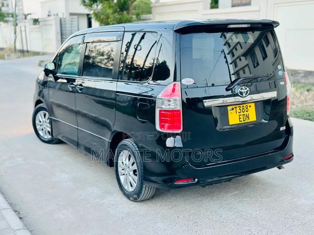 Toyota Noah 2.0 143hp AWD (8 Seater) 2010 Black