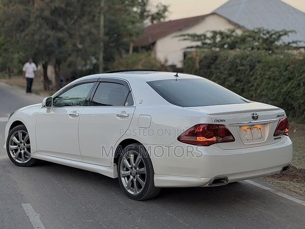 Toyota Crown 2009 White