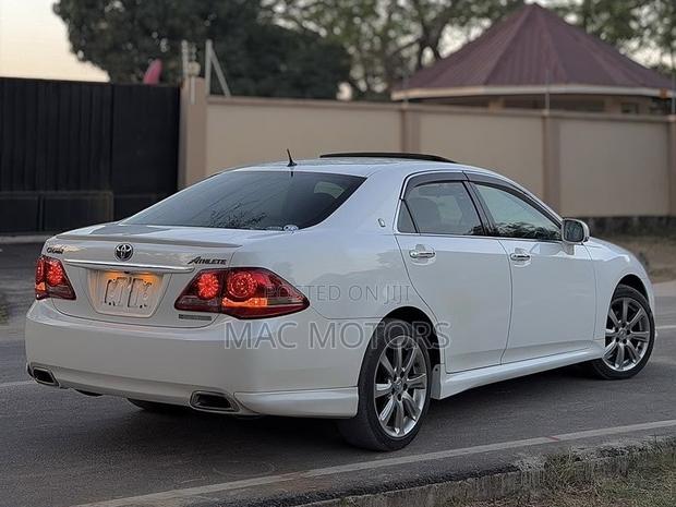 Toyota Crown 2009 White
