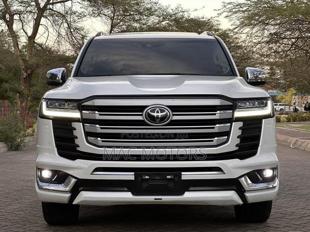 Toyota Land Cruiser LC300 2023 White