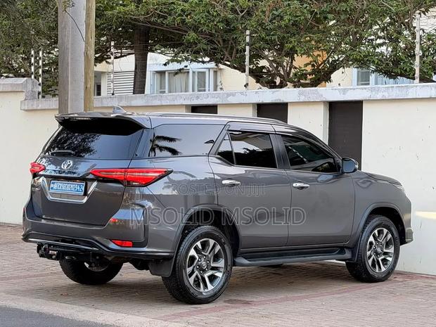 Toyota Fortuner 2023 Gray