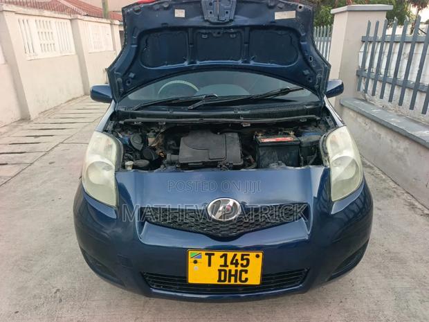 Toyota Vitz 1.3 AWD 5dr 2015 Black