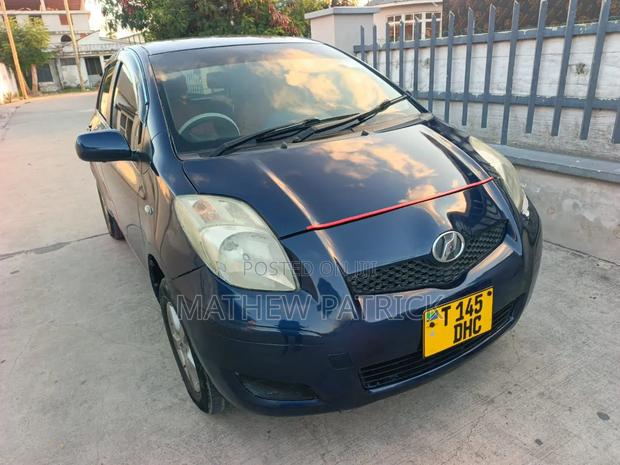 Toyota Vitz 1.3 AWD 5dr 2015 Black