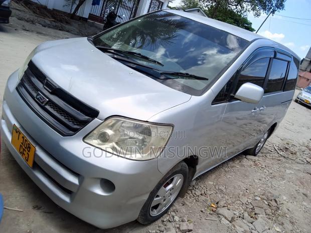Toyota Noah 2001 Silver