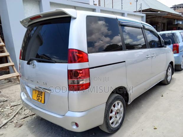 Toyota Noah 2001 Silver