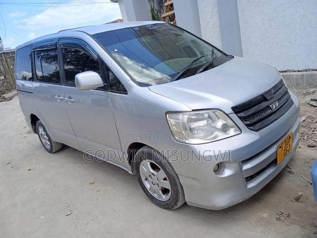 Toyota Noah 2001 Silver